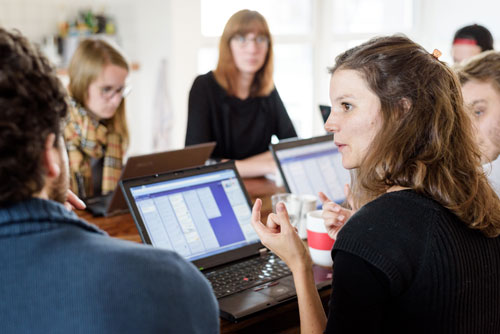 Erfahrene UX-Beraterin bei der UX-Weiterbildung